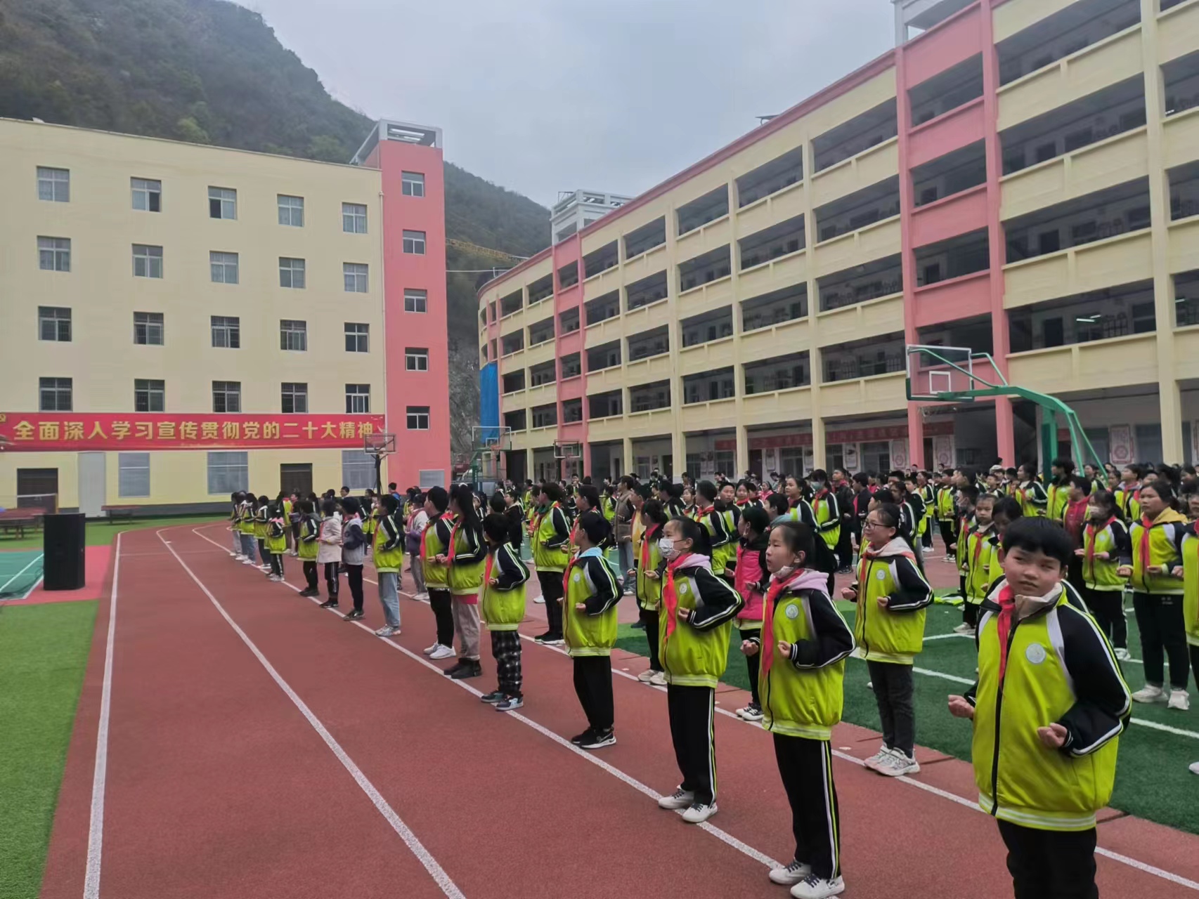 我校“互联网+支教”大学生志愿者协会开展武术操远程支教活动-安康学院